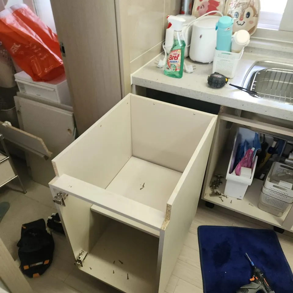 기존 하부장 철거 작업